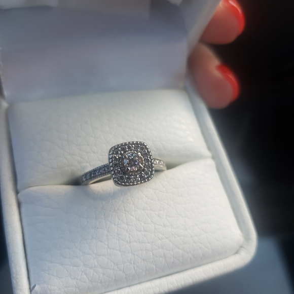 Engagement ring - Picture 2 of 3